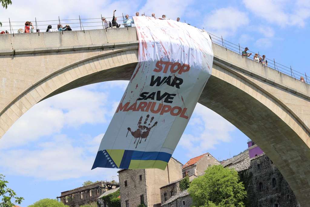 Sa Starog mosta upućen apel za spas Mariupolja