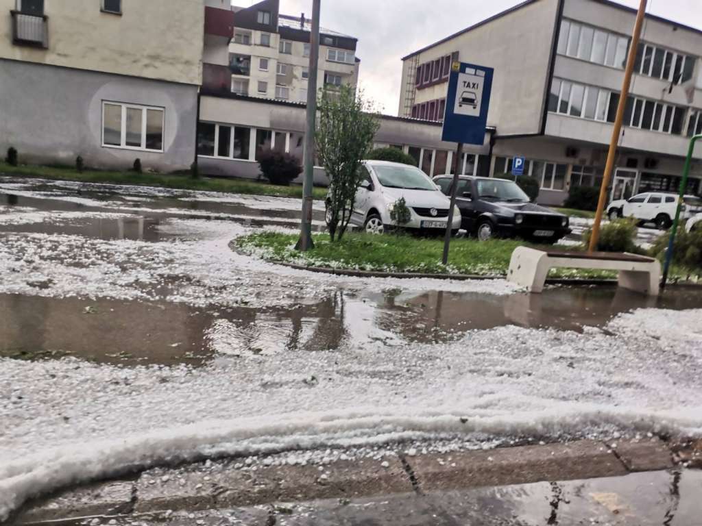 Veliko nevrijeme zahvatilo Busovaču: Ulice prekrivene ledom