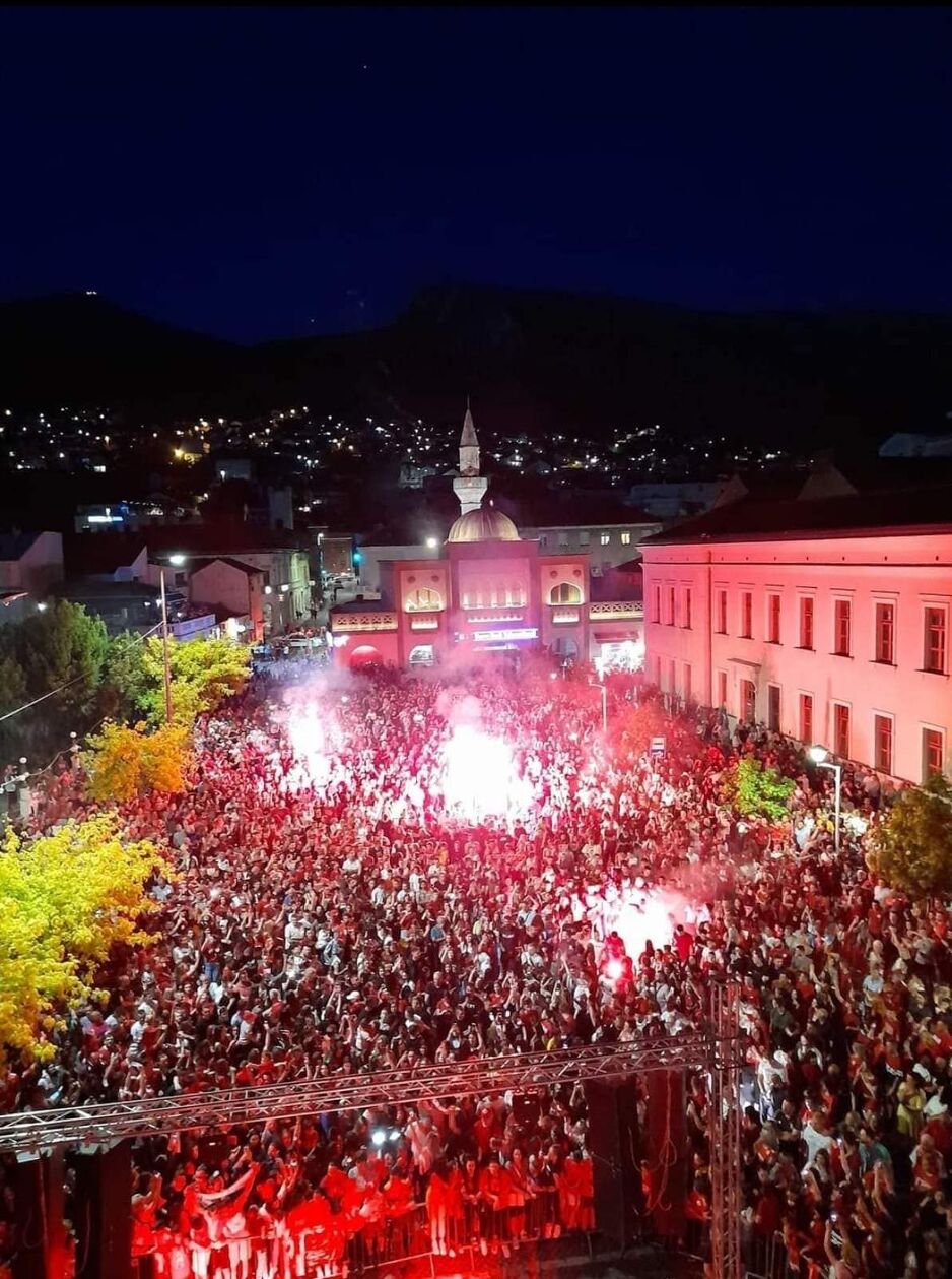 Tisuće navijača s Veležom proslavili trofej