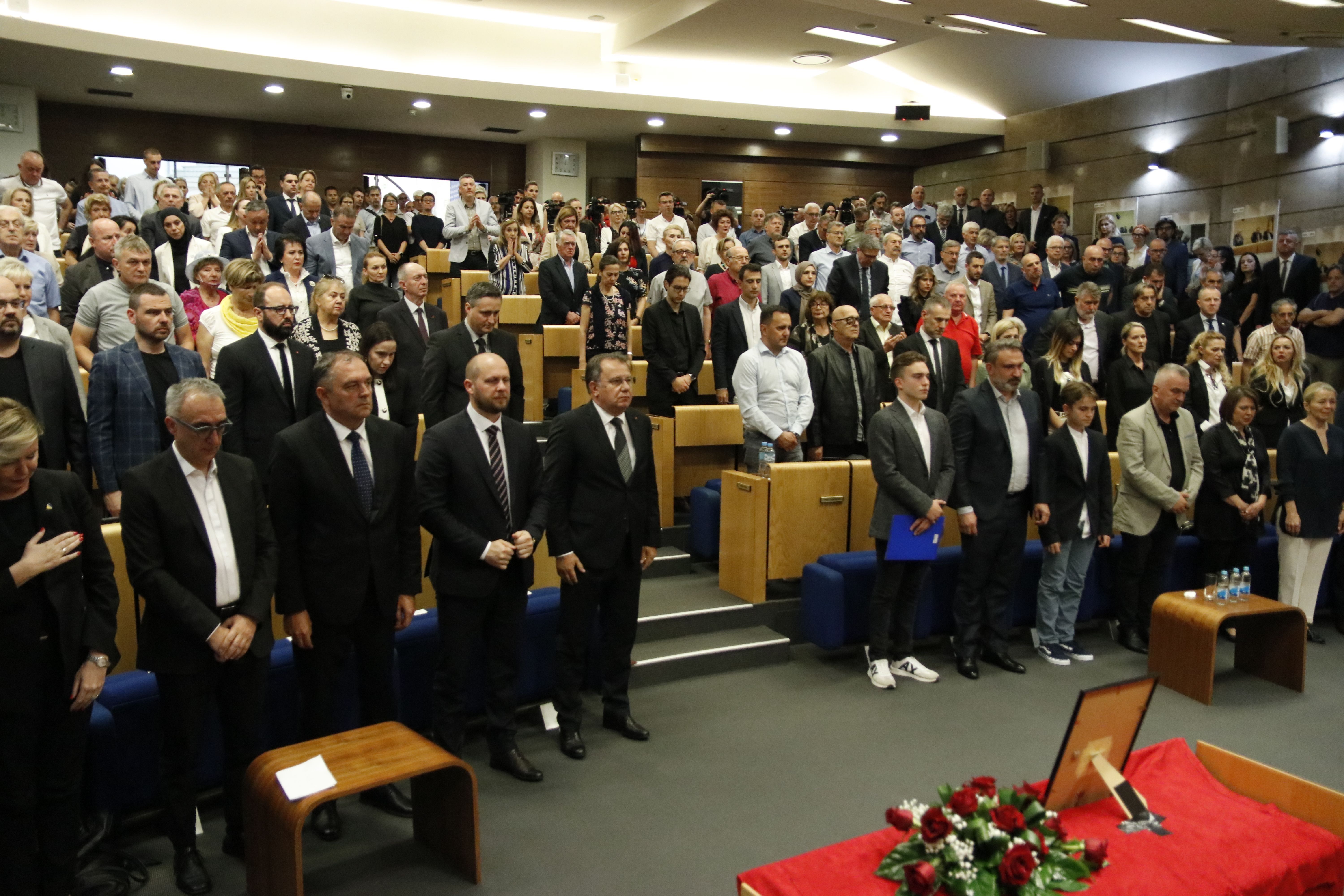 Suze i jecaji na oproštaju od Segmedine Srne-Bajramović: Bila je simbol drugarstva