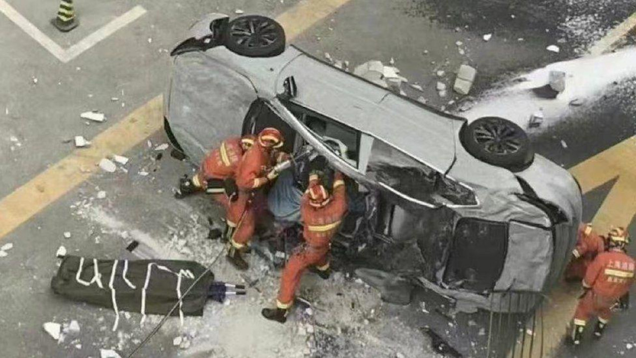 Auto pao s trećeg kata zgrade proizvođača električnih vozila, dvojica test vozača poginula na mjestu