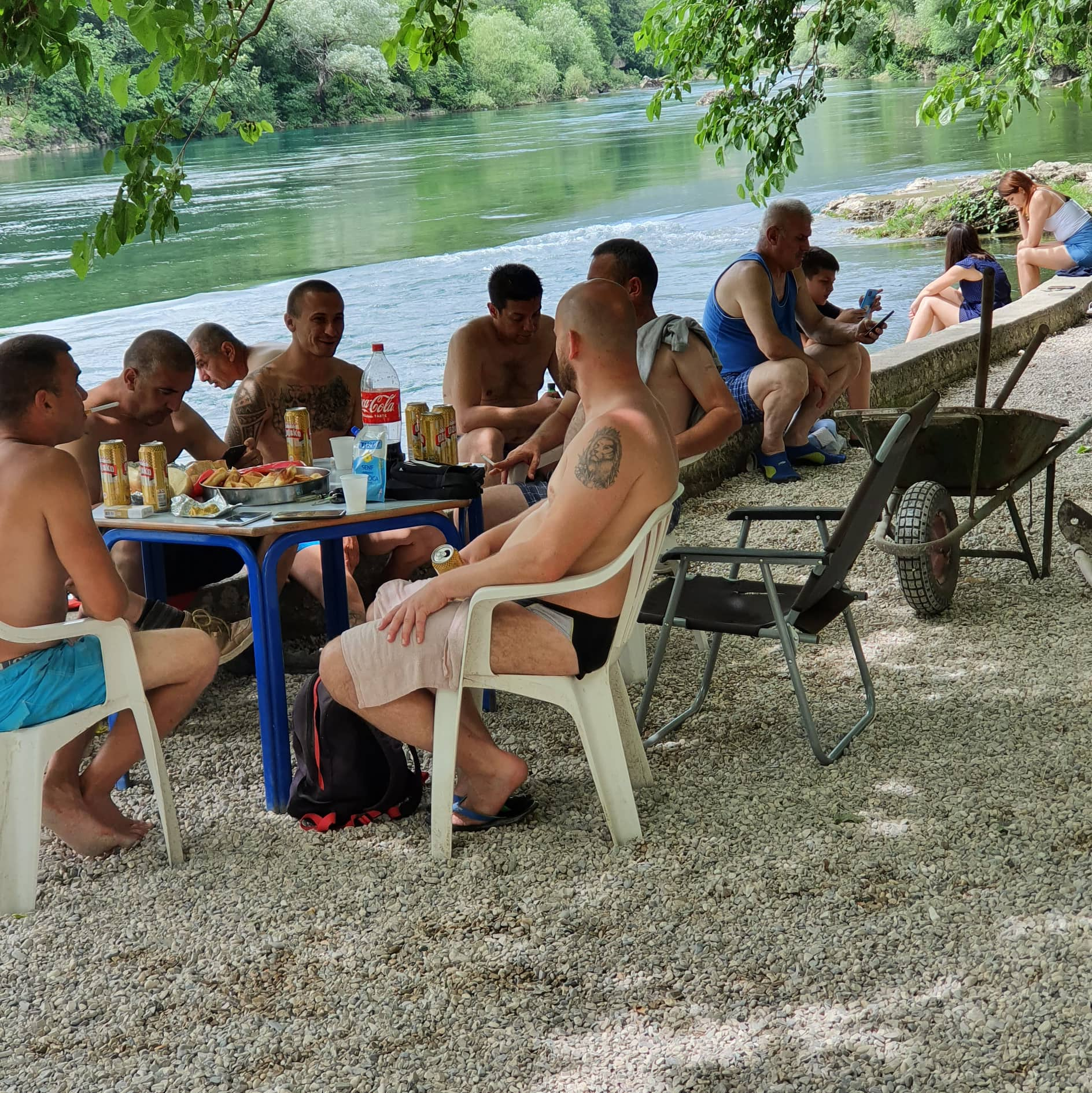 Mostarci spas od vrućina našli u Neretvi