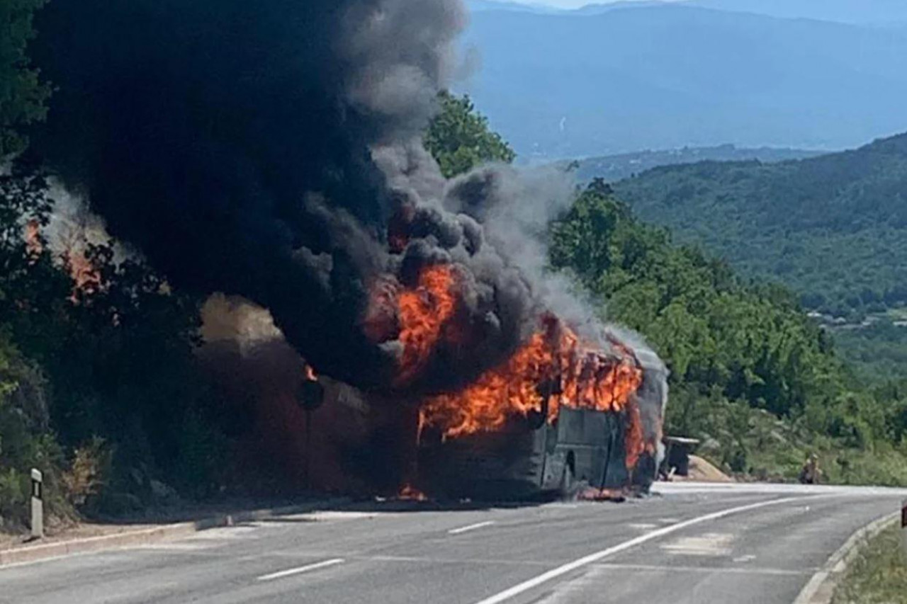 Drama kod Imotskog: Tijekom putovanja planuo autobus, prizor je zastrašujući