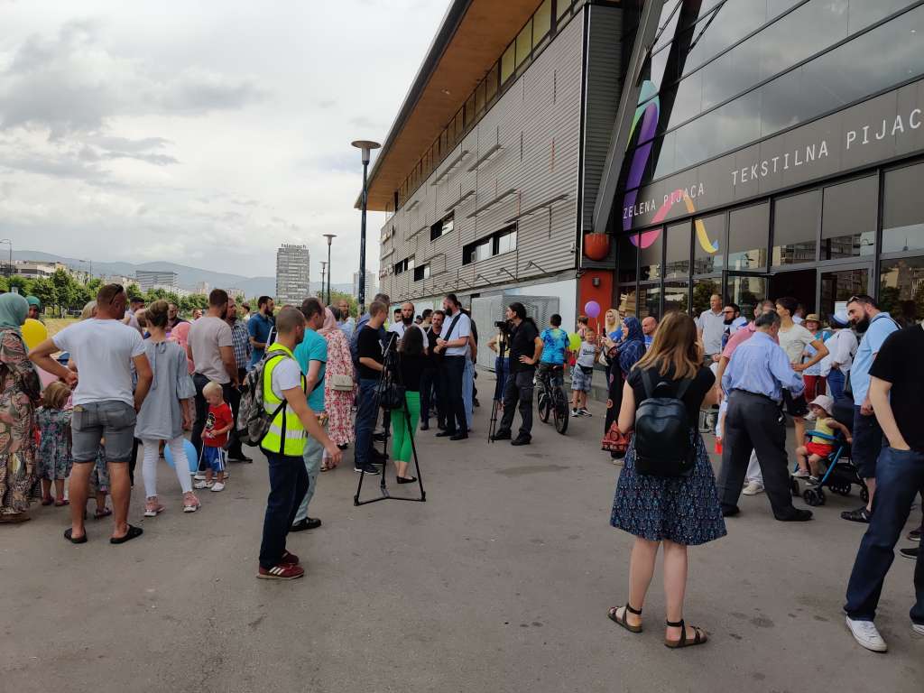 Održan kontra protest pod nazivom 'Vratite nam dugu'