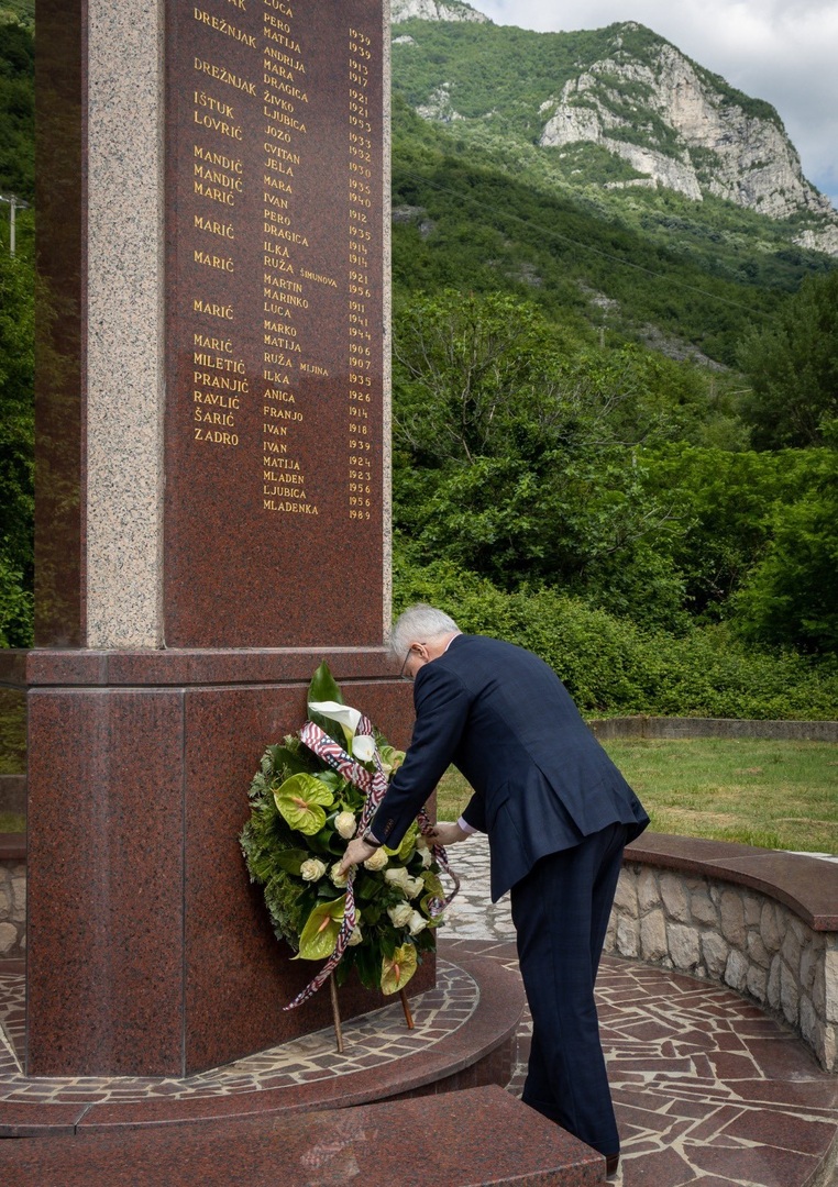 Veleposlanik Murphy odao počast hrvatskim civilnim žrtvama rata u Grabovici