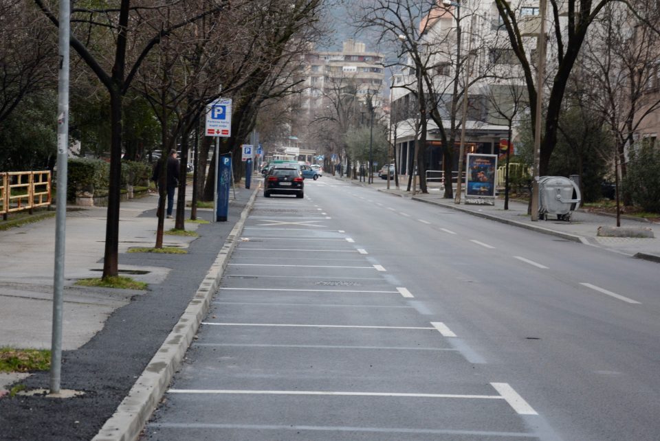 Policija u Mostaru snima nepropisno parkirana vozila