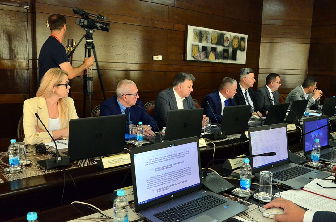 Vlastima milijarde od povećane naplate poreza, žiteljima golo preživljavanje