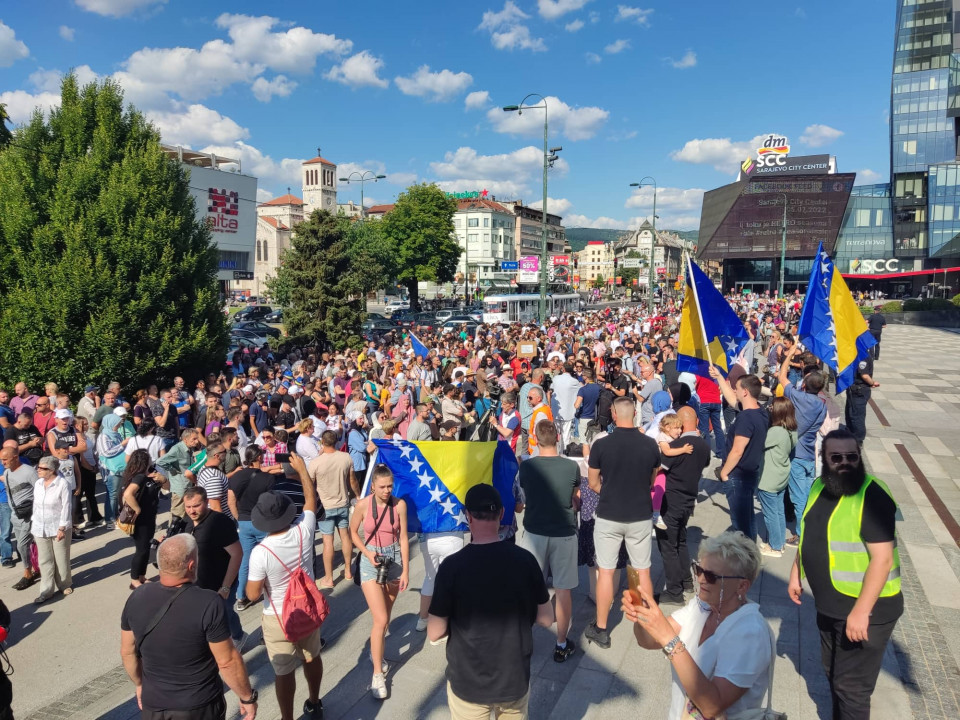 SARAJEVO, MOSTAR, BANJA LUKA...Tisuće na ulicama prosvjeduje protiv sadašnje vlasti u gradovima širom BiH (VIDEO)