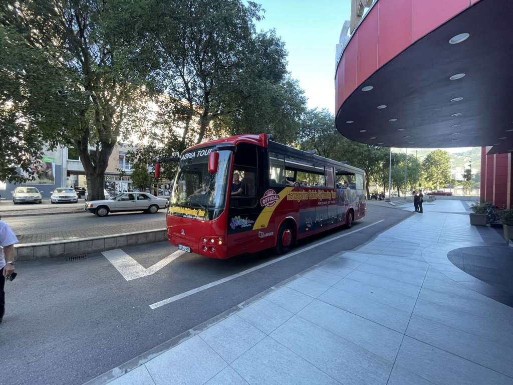 Cabrio bus vozi novom cestom od Mostara do Neuma