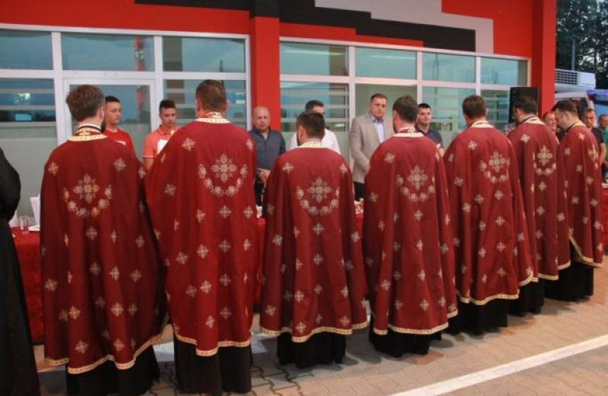 (VIDEO) Dodik i 7 popova otvorili benzinsku. Stavili stolove, na ražnju se vrtio bik
