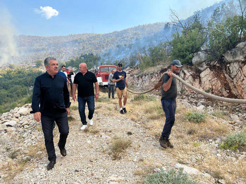 Herceg u Neumu, požar se proširio na Hutovo