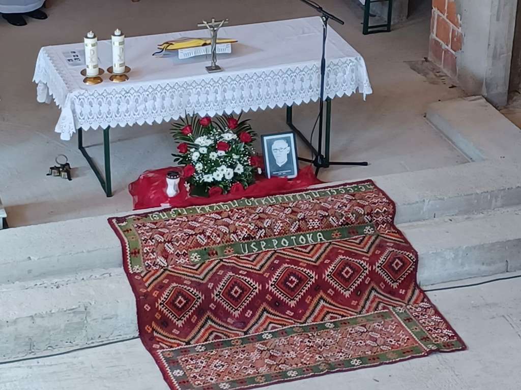 Ručno tkani crveni tepih star 90 godina vraćen župnoj crkvi u Drvaru