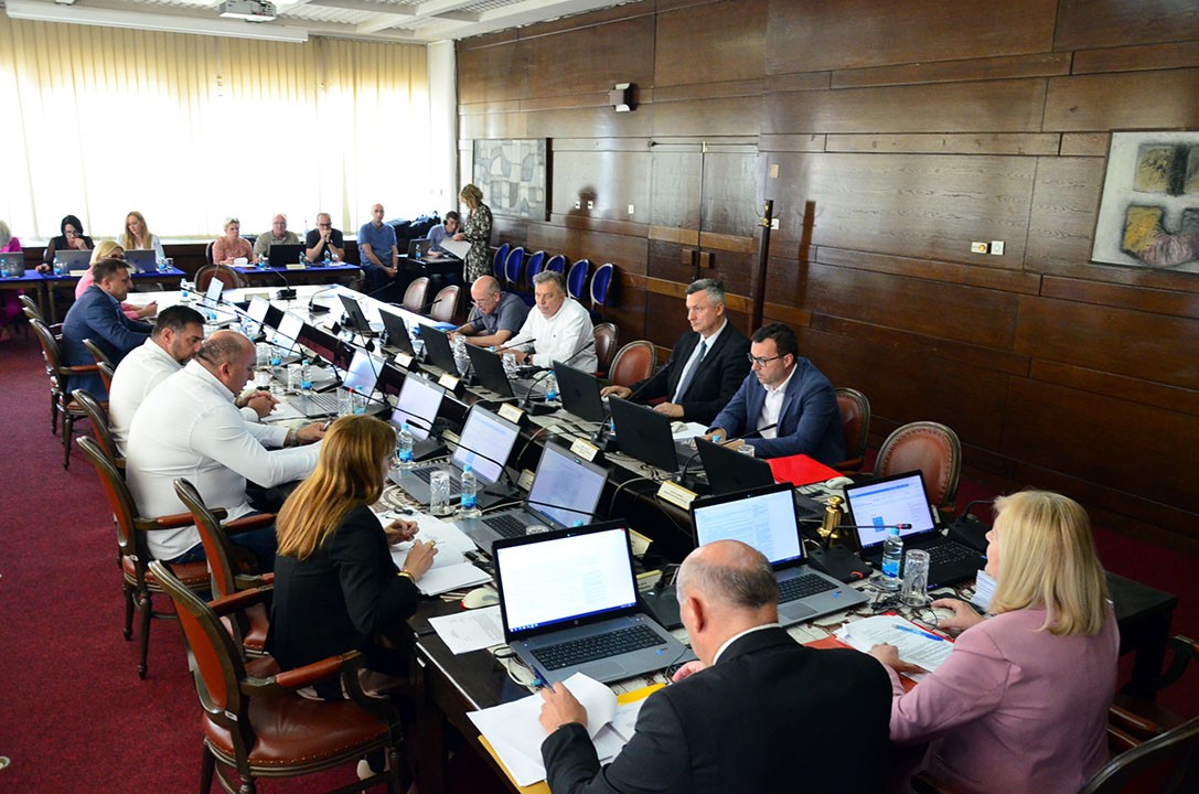 Za izgradnju bazena osam milijuna, dvoranu 3,5 milijuna, a HNK-u dva milijun maraka