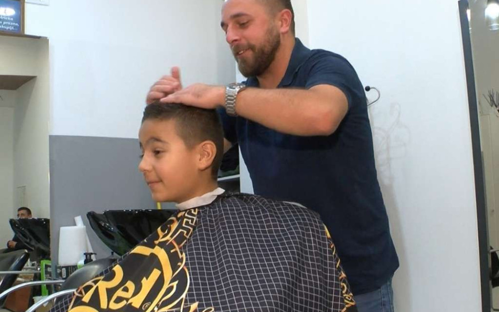 Frizer iz Viteza već petu godinu prvašićima poklanja besplatno šišanje