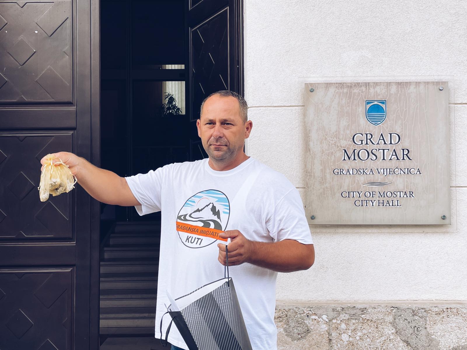 Mještani vijećnicima donijeli kamenje