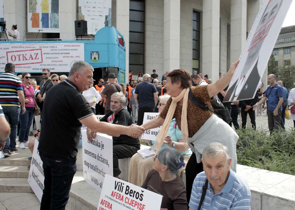 U Zagrebu prosvjed protiv HDZ-a: "Opet ste pokrali"