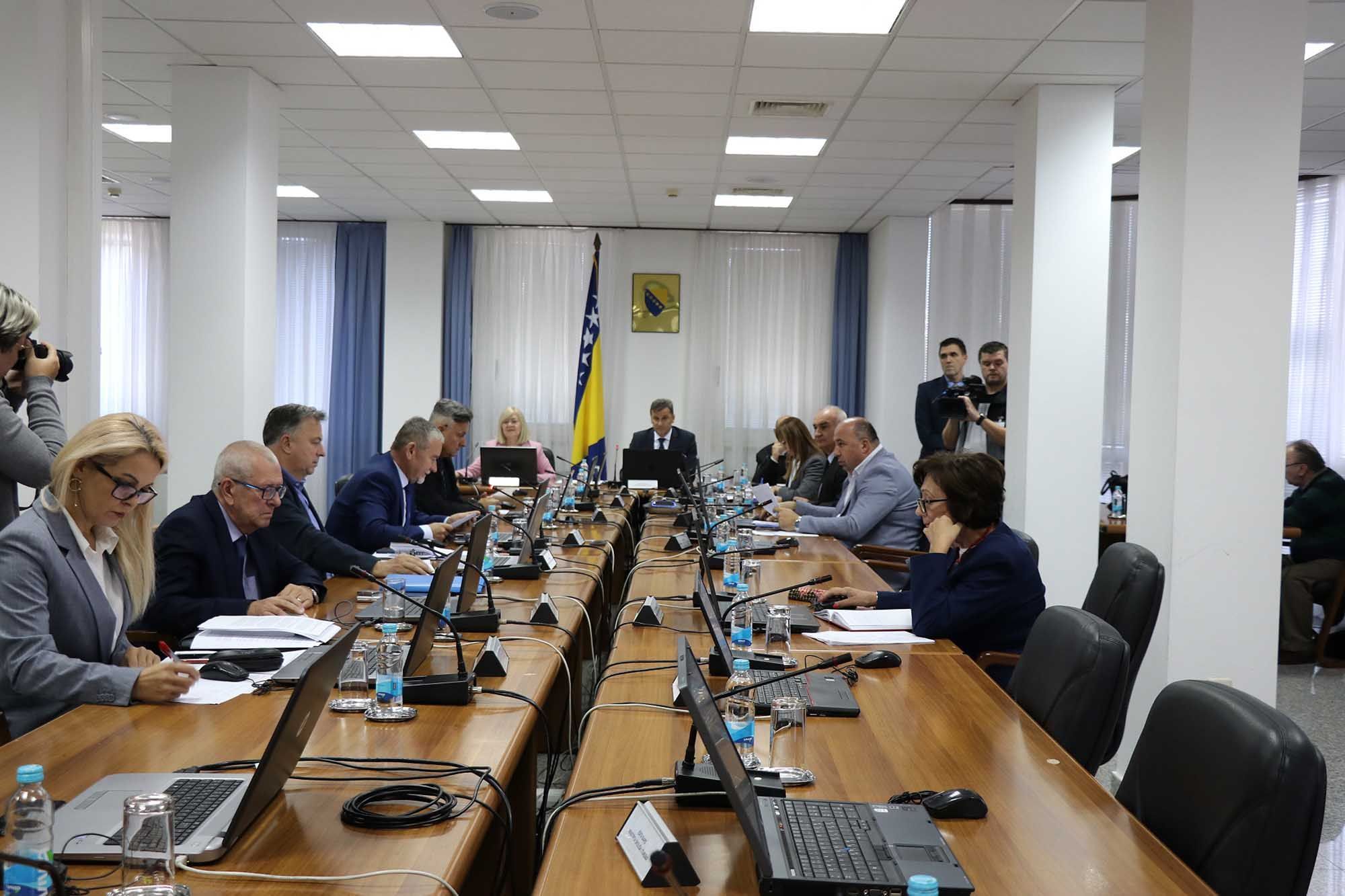 Svi nezaposleni u Federaciji dobivaju po 'stoju', ide subvencioniranje troškova struje, paketi pomoći…