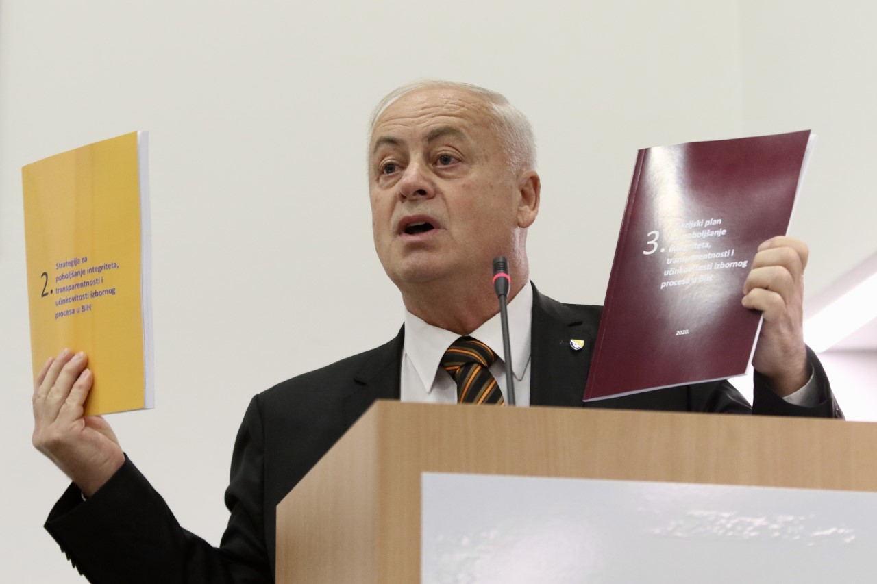 TISUĆE MANIPULACIJA I KAOS NA TERENU: Zašto CIK još nema rezultate izbora?