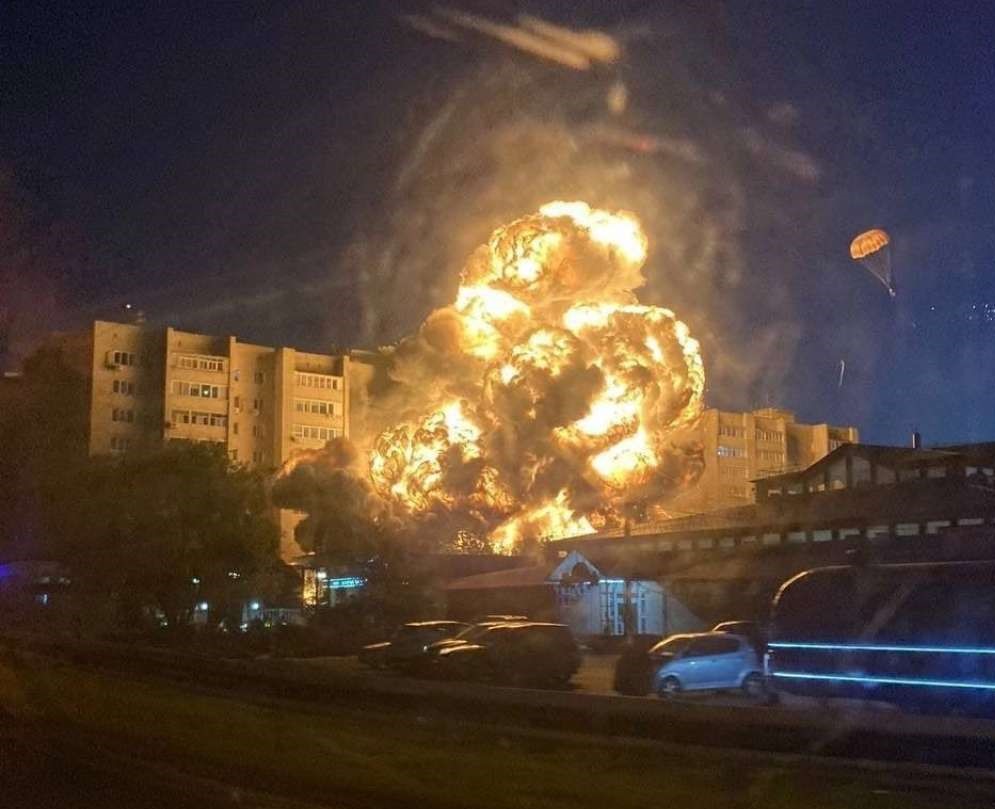 Vojni avion pao na stambenu zgradu u Rusiji, ima mrtvih (VIDEO)