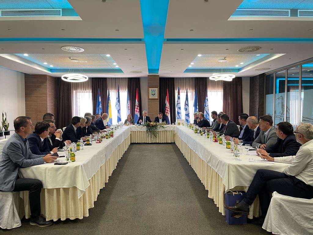 Čović o formiranju vlasti razgovarao sa lokalnim HDZ-ovcima