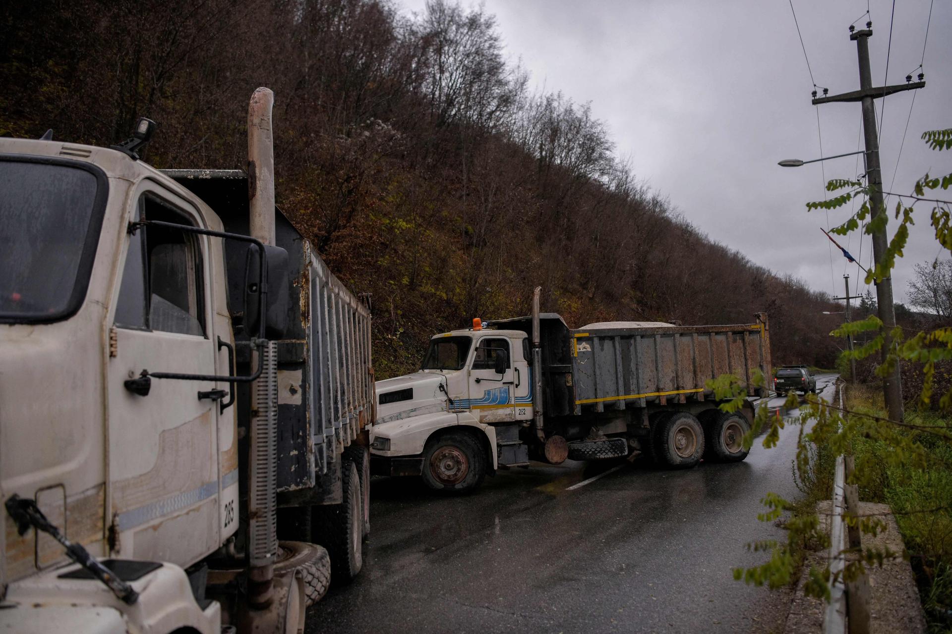 Srbi na Kosovu blokirali ceste, pucalo se po policiji,na izvidničku patrolu bačena šok bomba, kosovski specijalci uzvratili skidanjem srpskih zastava