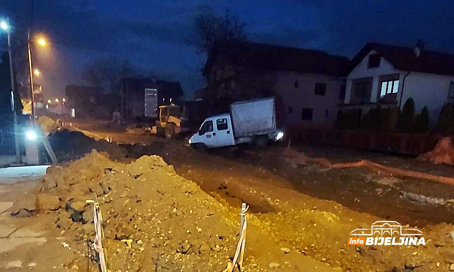 Ista lokacija, drugo vozilo: Nakon automobila, u rupu u bh. gradu upao i kamion