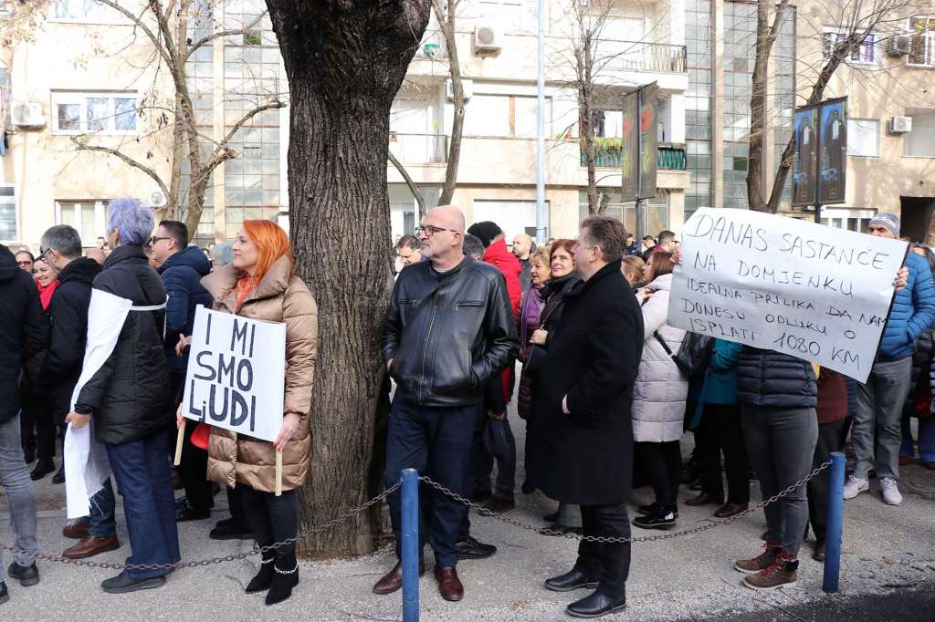 Zdravstveni radnici prosvjedovali pred Vladom HNŽ