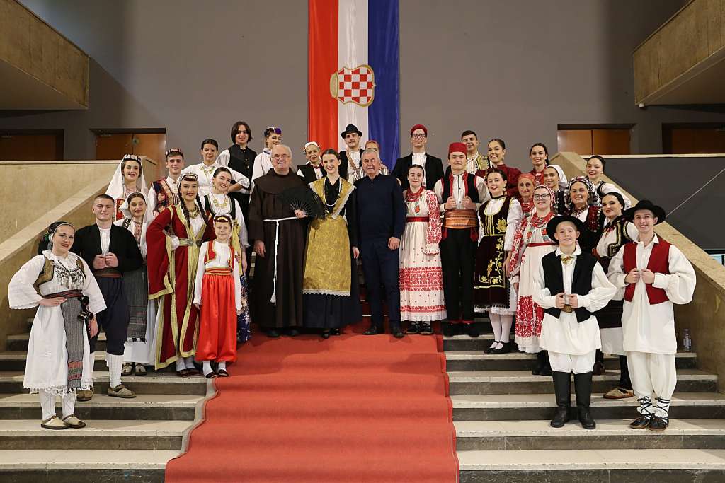 Na reviji 'Od mora do Save' predstavljene brojne narodne nošnje