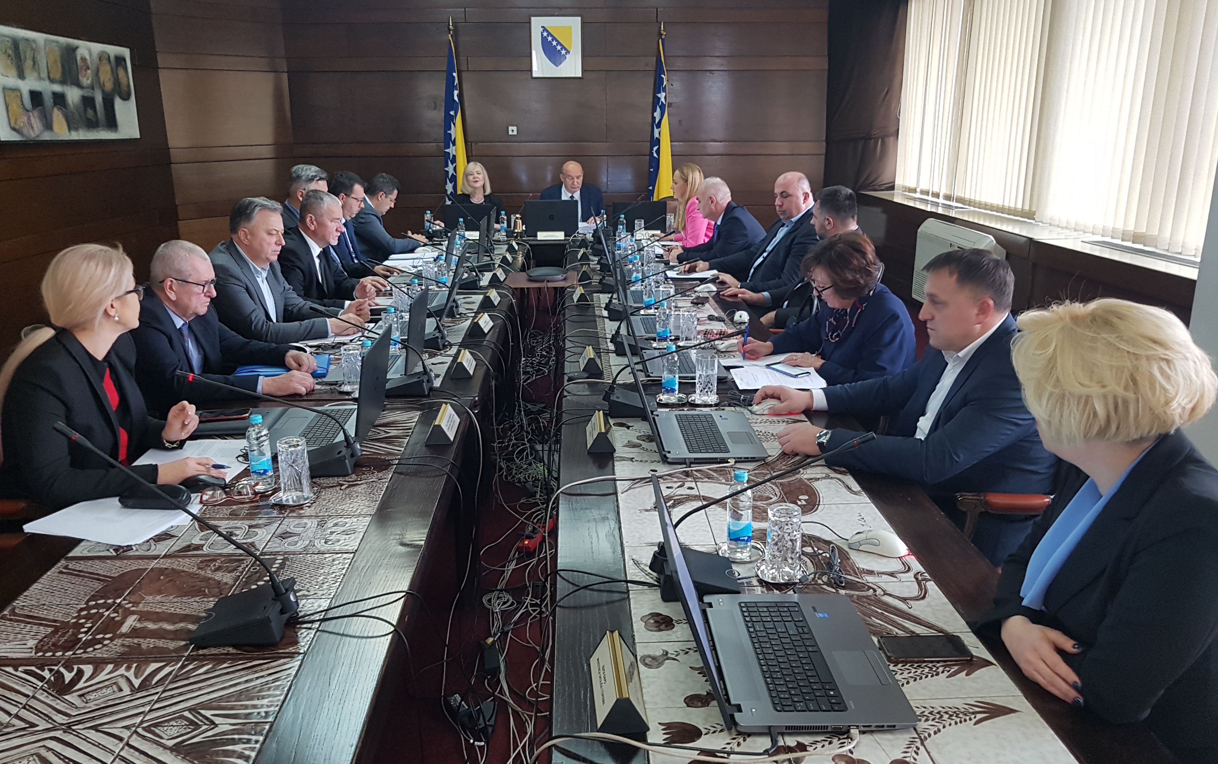 Sve razine vlasti u FBiH 'plivaju u novcu'. Ali kakve koristi od toga imaju obični žitelji?