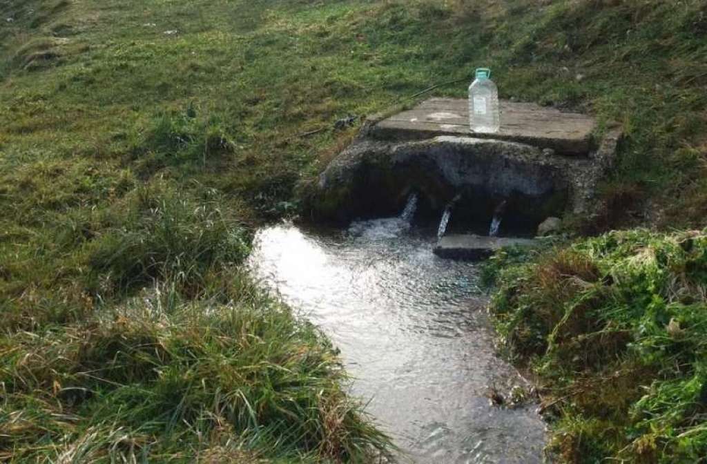 Malo mjesto puno izvora i potoka s pitkom vodom