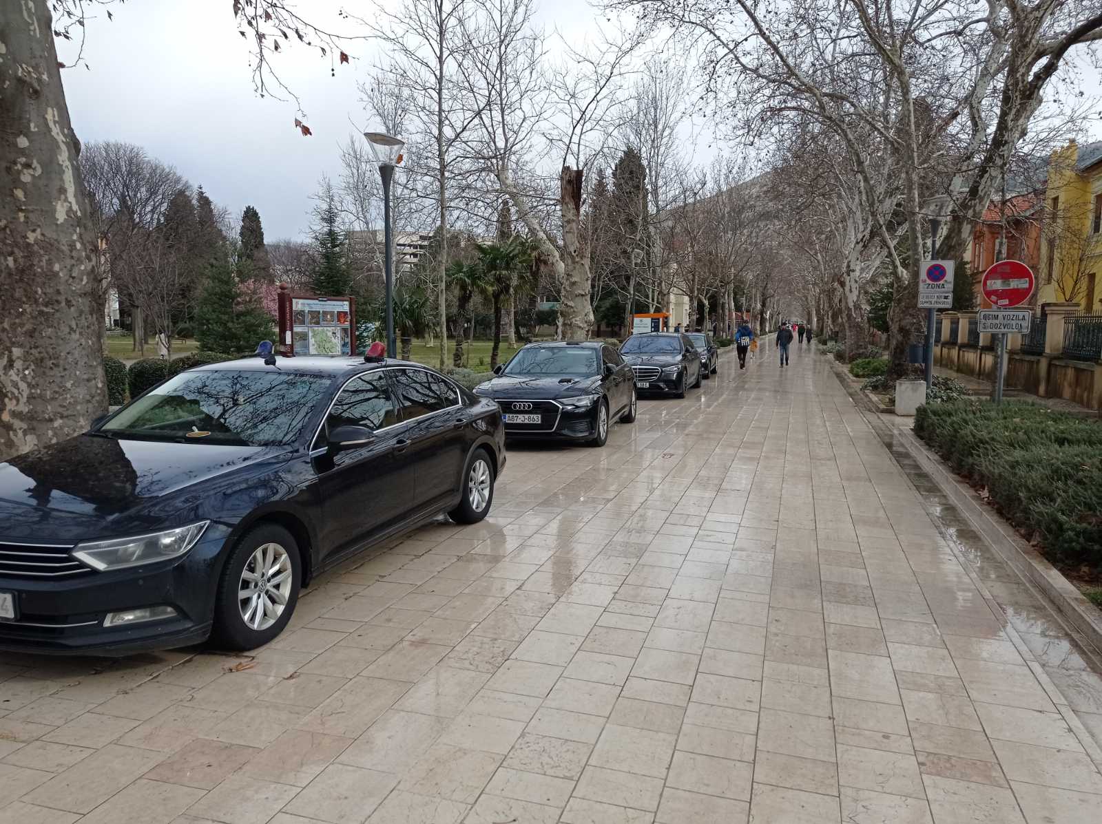 HNS zasjeda u Mostaru, vozila okupirala trotoare i pješačku zonu! (FOTO)