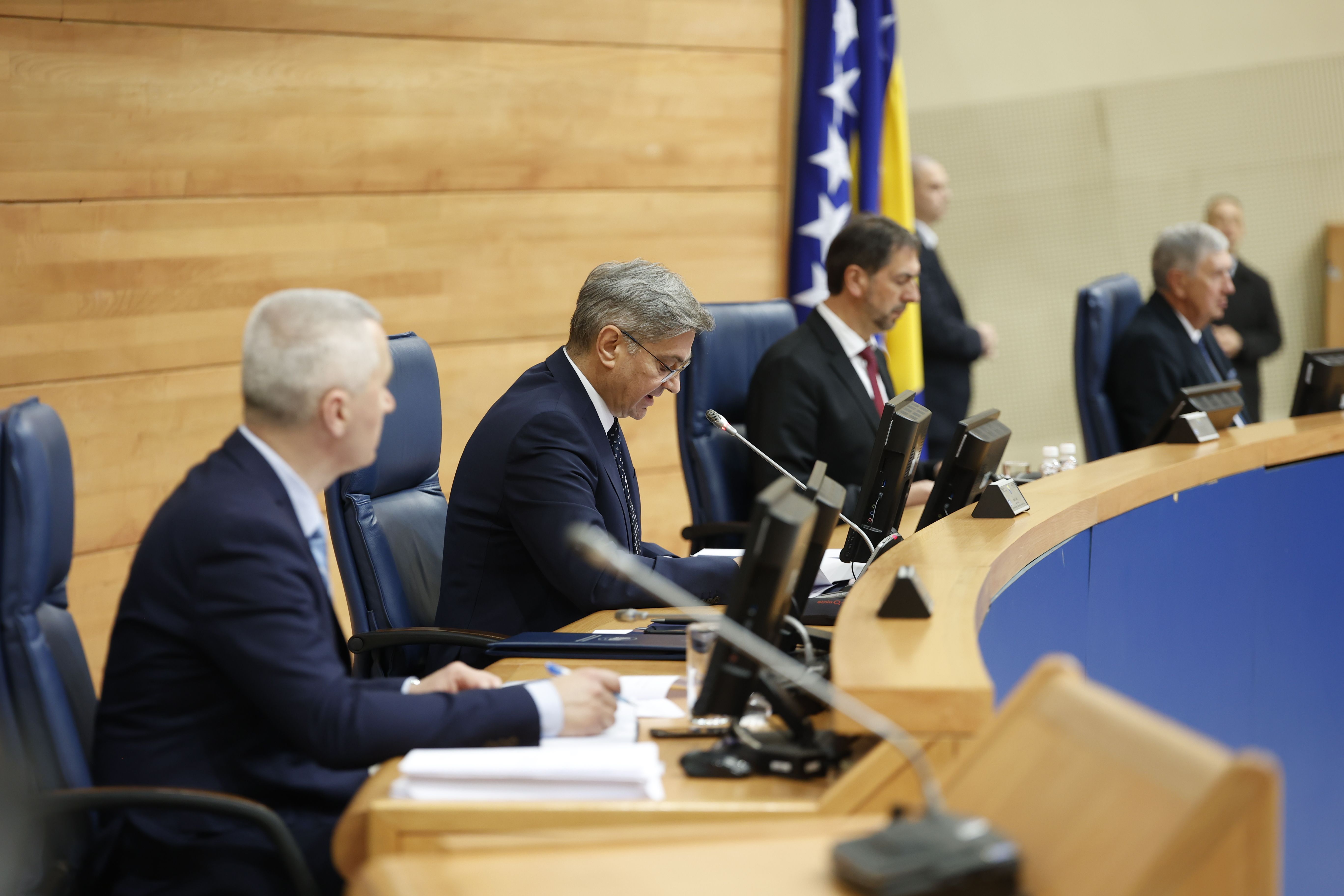 Usvojen budžet BiH bez povećanja plaća političarima