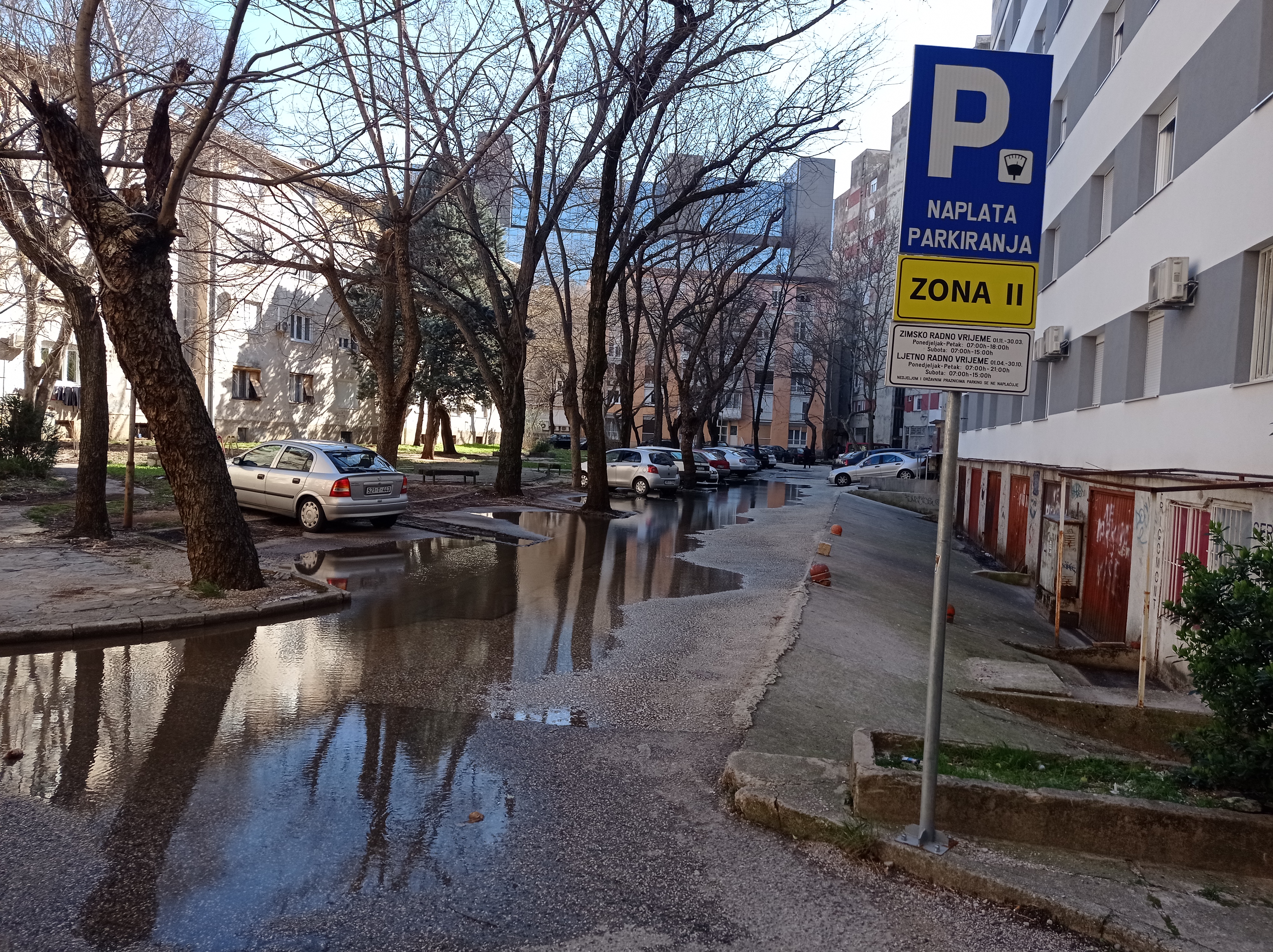 Nije Bahmut, već parking u Mostaru 2023.