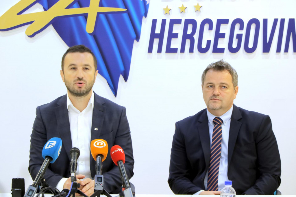 Znaju li i sami NES i SBiH kuda idu?