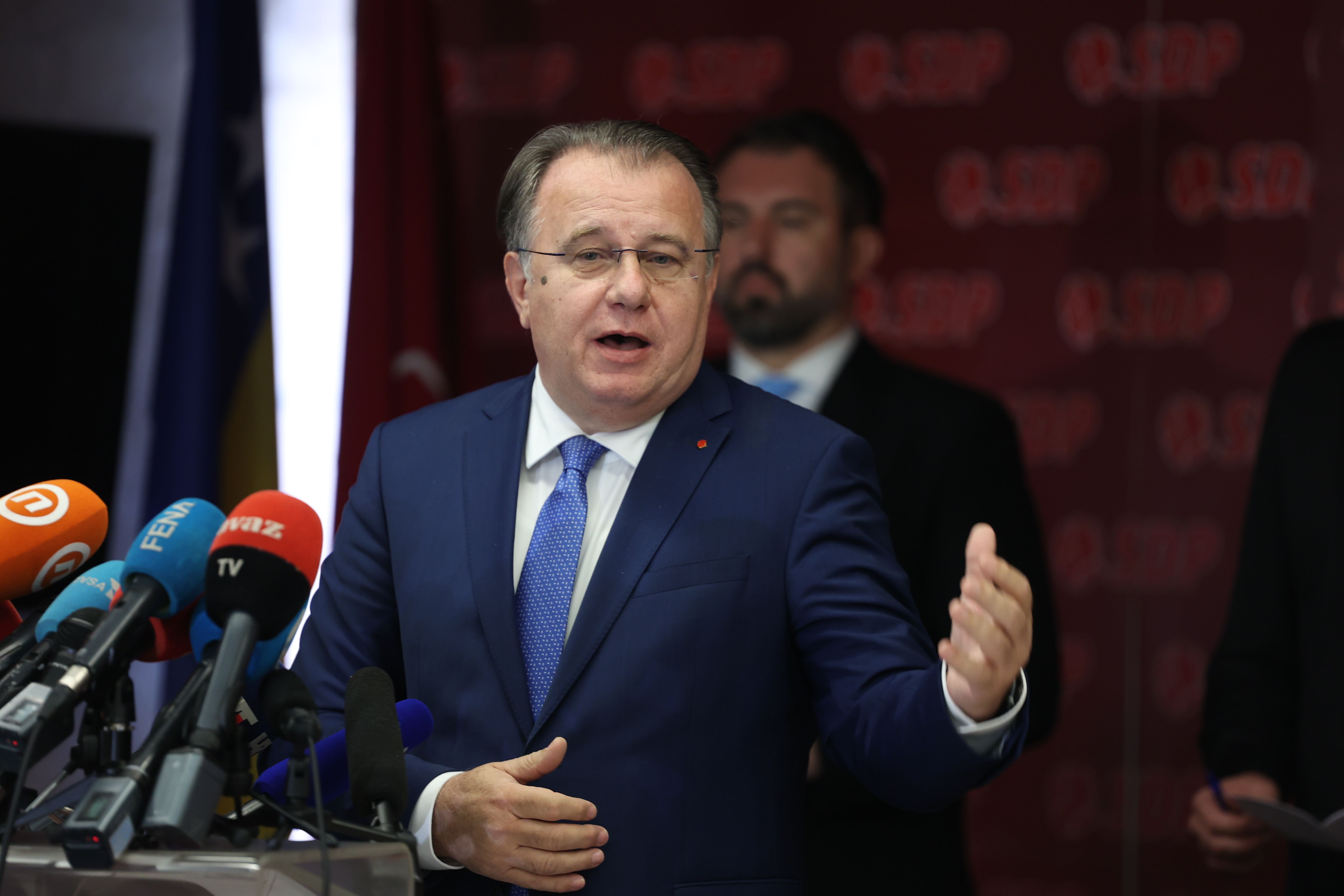LIDERI TROJKE: Dojavljuju se bombe, direktori nude novac zastupnicima, zaposlenike dovoze autobusima...
