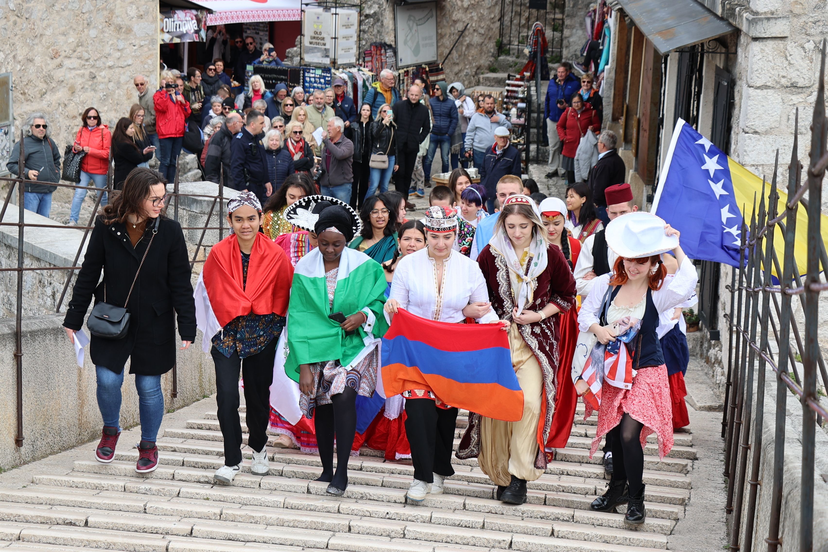 Učenici UWC-a Mostar u tradicionalnim nošnjama predstavili zemlje iz kojih dolaze (VIDEO)