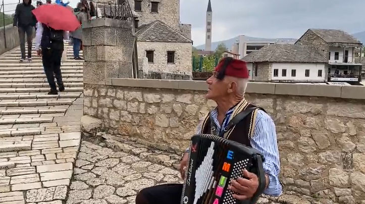 Harmonikaš plijeni pažnju u Mostaru: Triput se ženio i razvodio istom ženom