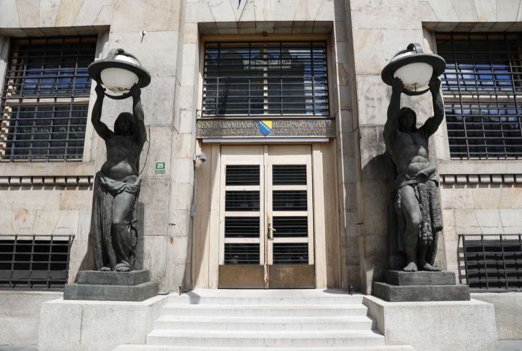 Smanjenje deviznih rezervi od 582,3 milijuna maraka, krediti veći za 136,2 milijuna maraka