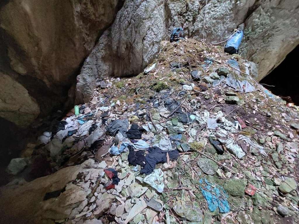 U jamama pronašli ručne granate, mnoštvo životinjskih kostiju i dosta smeća