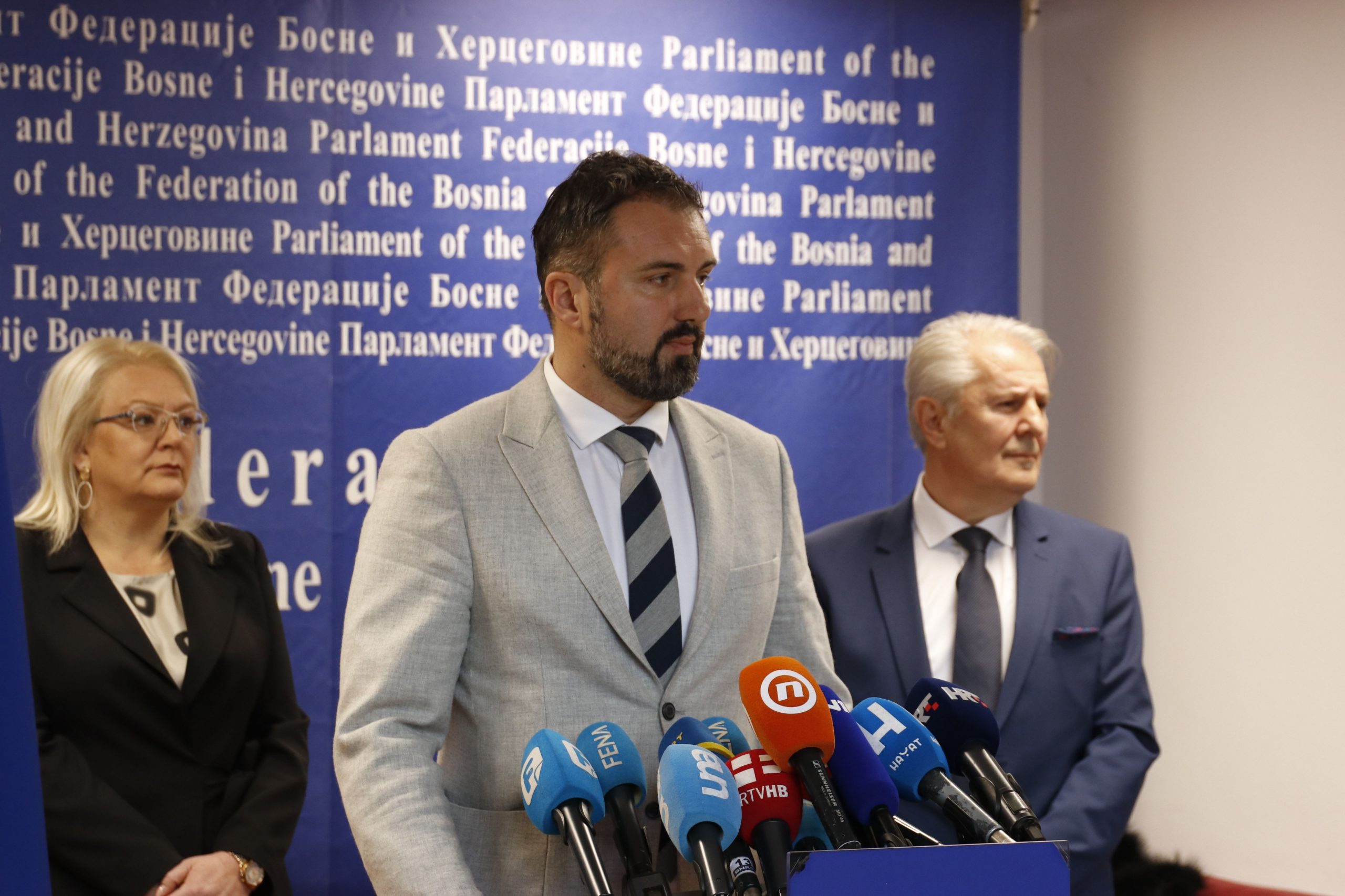 BONSKE OVLASTI: Obvezivanje Bradare, Stojanovića i Lende da uvaže parlamentarnu većinu!