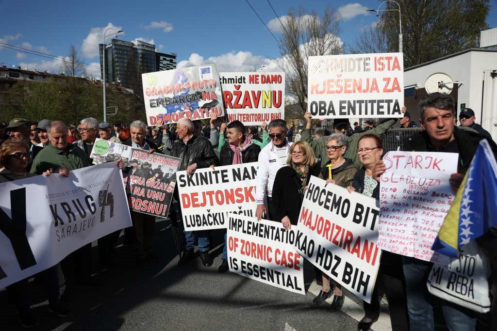Oko 300 prosvjednika ispred OHR-a blokiralo saobraćaj
