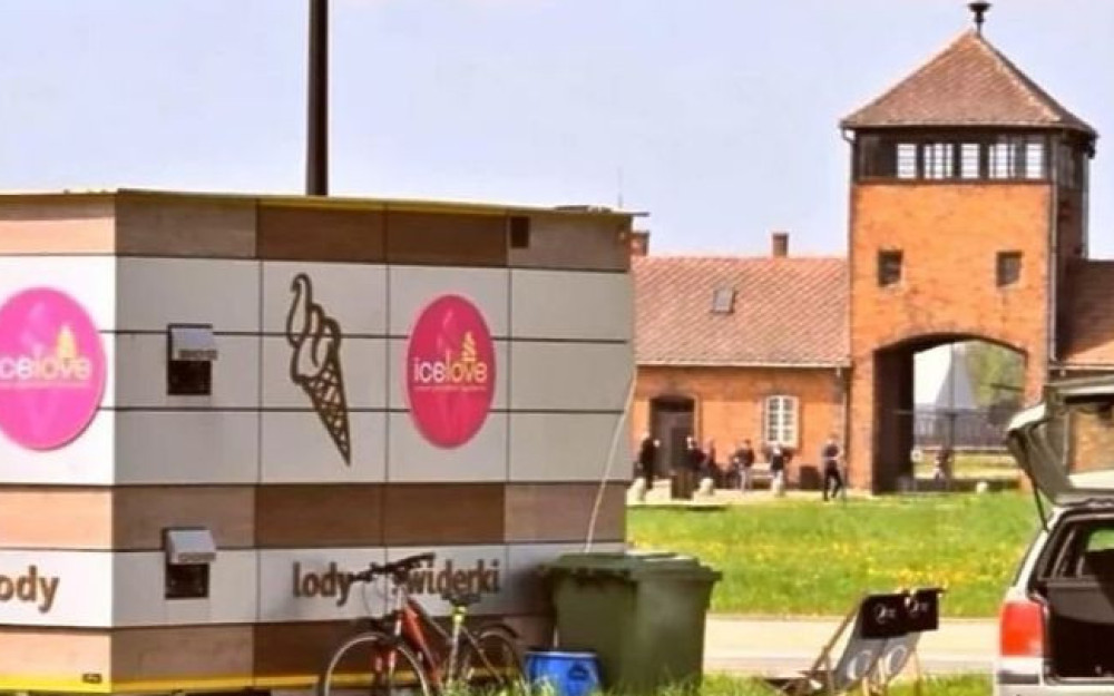Ispred Auschwitz postavljen kombi koji prodaje sladoled
