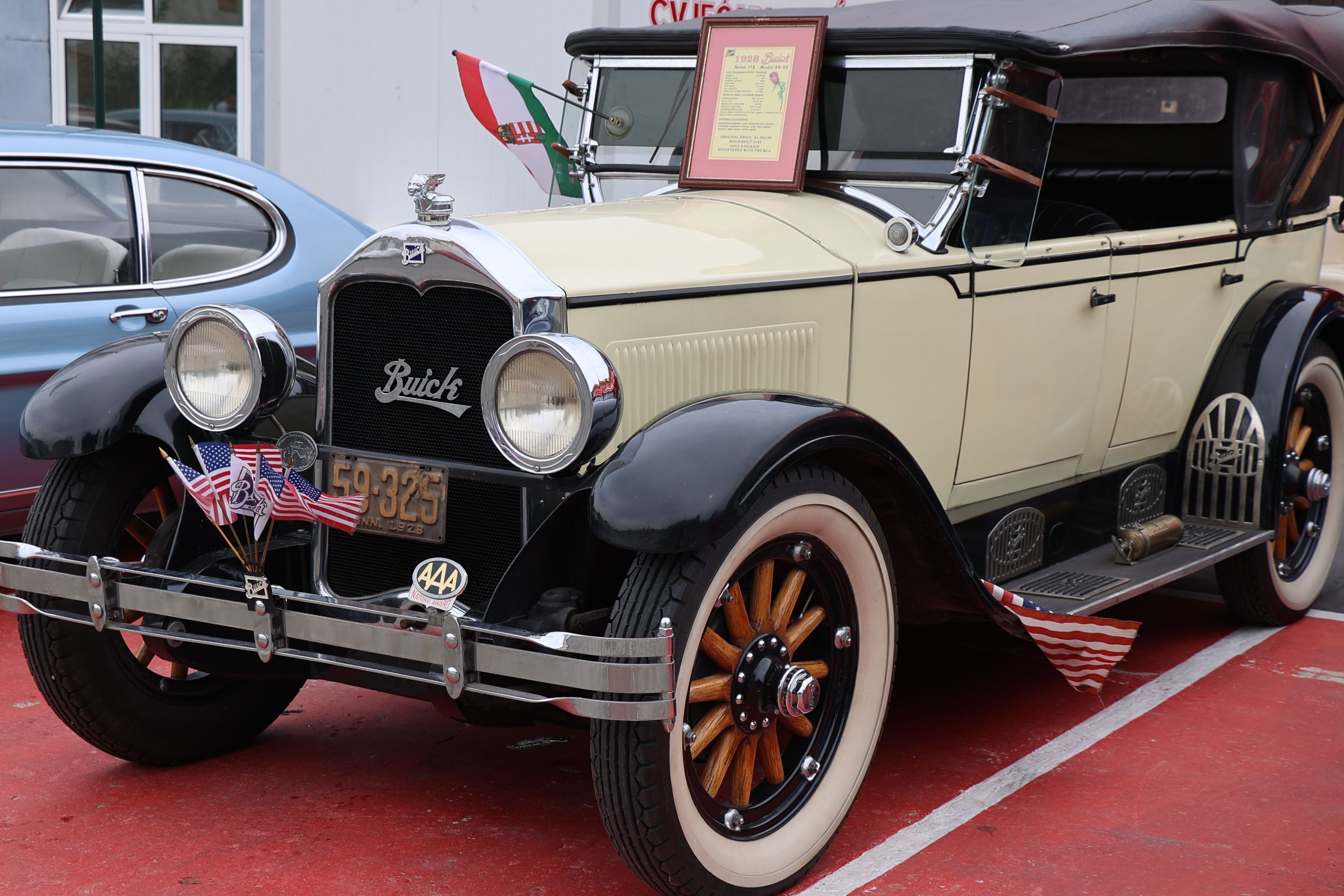 Na tradicionalnom oldtimer skupu u Mostaru predstavljeno više od 120 rijetkih automobila