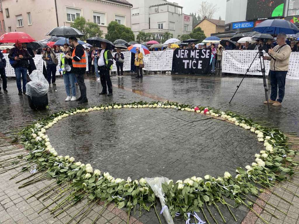 Dan bijelih traka obilježen šetnjom i performansom na trgu u Prijedoru