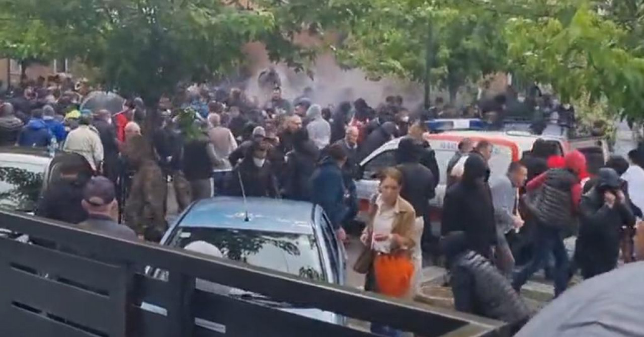 Kaos na sjeveru Kosova: Desetak ljudi ozlijeđeno šok bombama i suzavcem, Vučić diže vojsku!