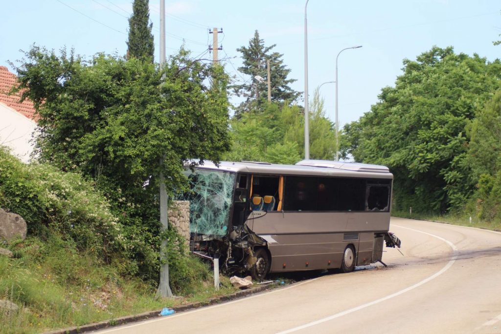 Autobus udario u stijenu, dvoje poginulih