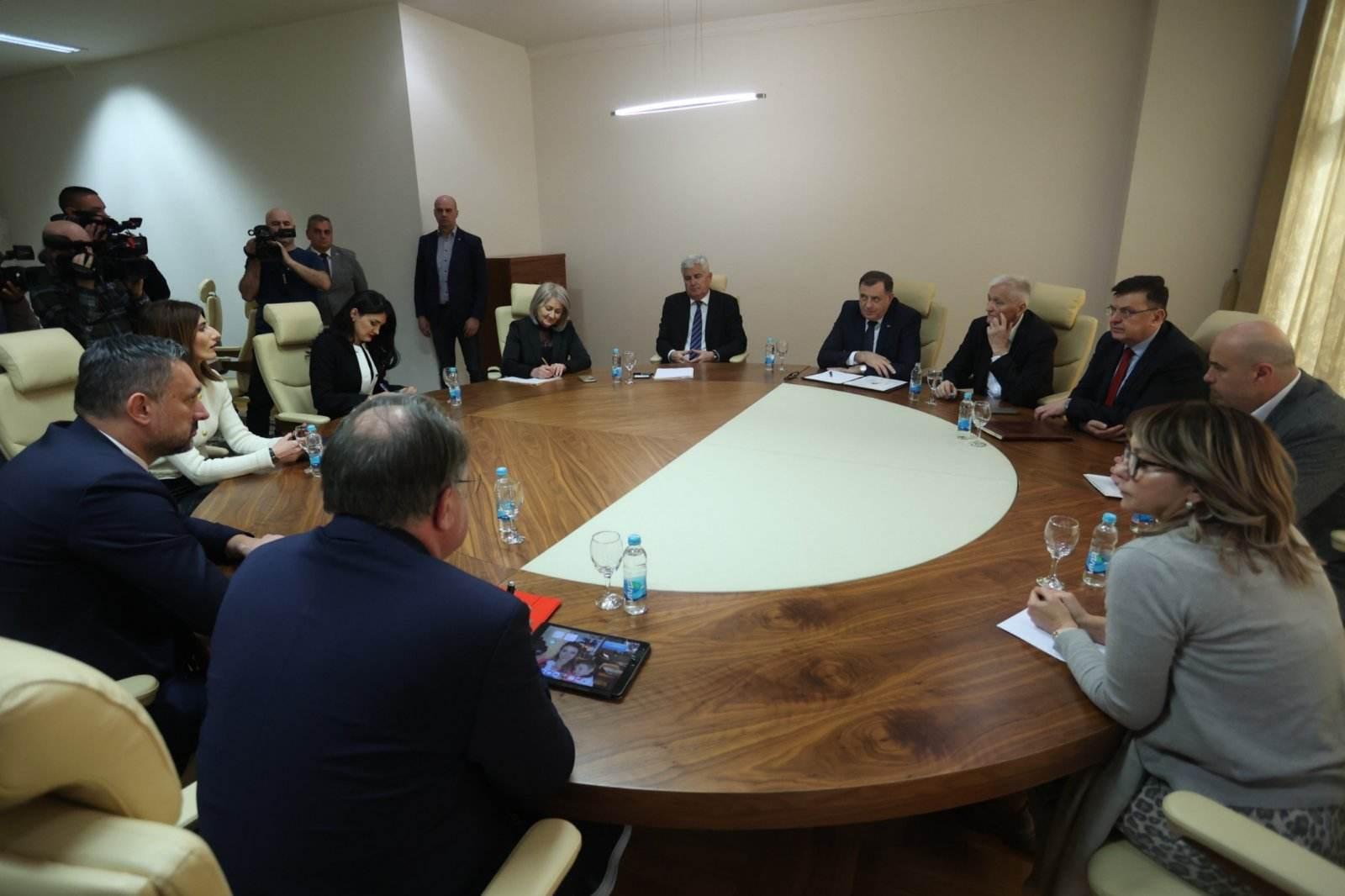 Nismo niti blizu da se sa sporedne vratimo na glavnu EU cestu.  A 'trojka' ranije obećavala grandiozne reforme i otvaranje pregovora