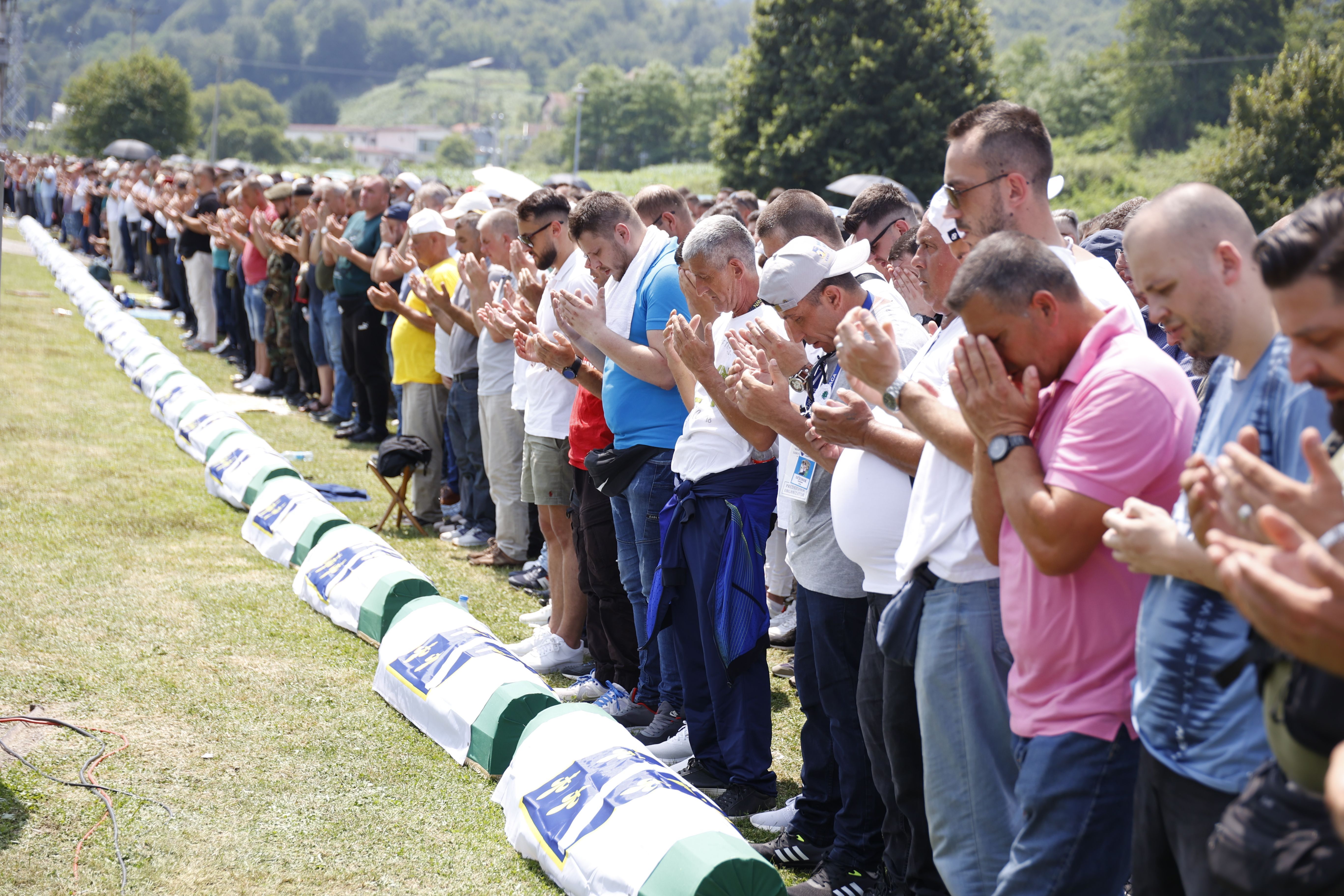  Obavljen ukop 30 žrtava genocida u Srebrenici (VIDEO)