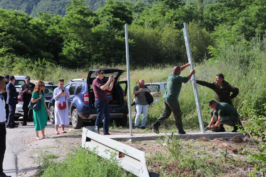 Uklonjena tabla s natpisom 'Grad 157.000 Srba koji su morali napustiti Sarajevo'