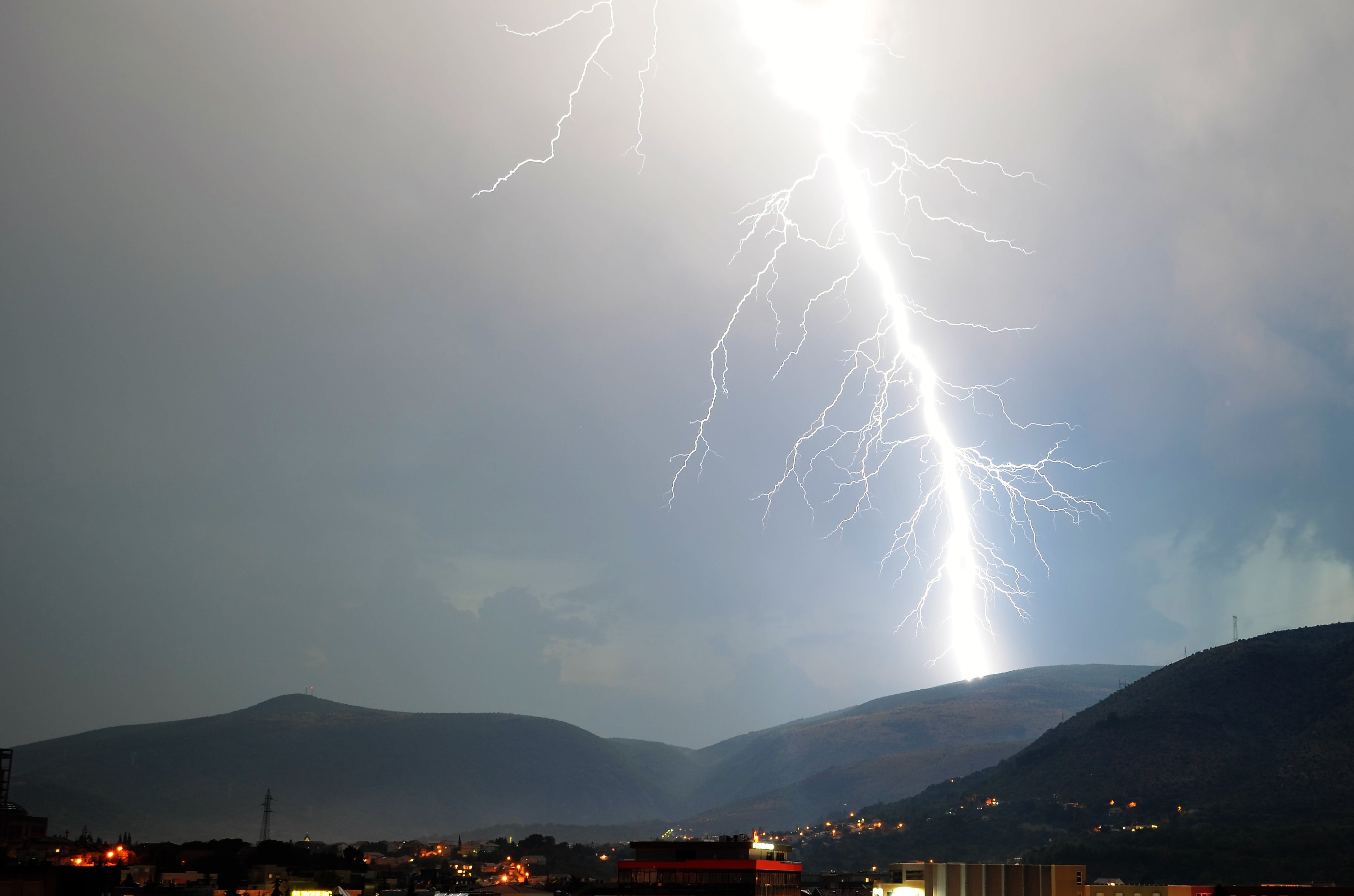 Strašni gromovi iznad Mostara: Grmilo i sijevalo na sve strane, kiša potopila ulice